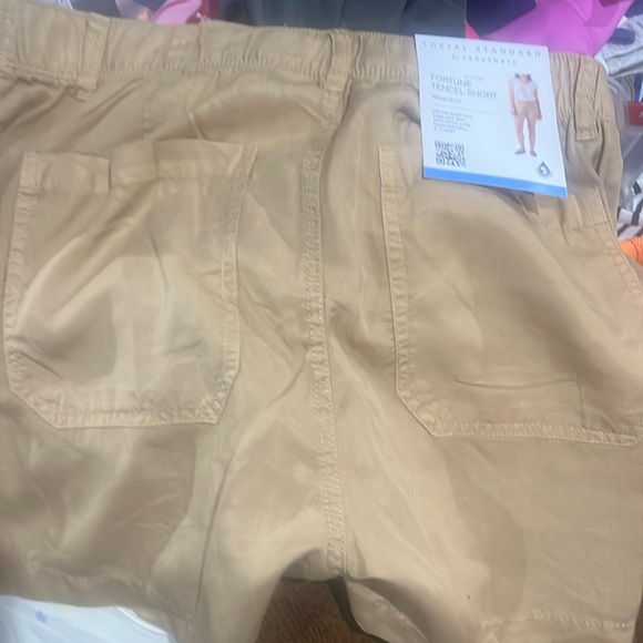 Women’s  new with pockets Social Standard Size Large Tan Shortss - Picture 2 of 5